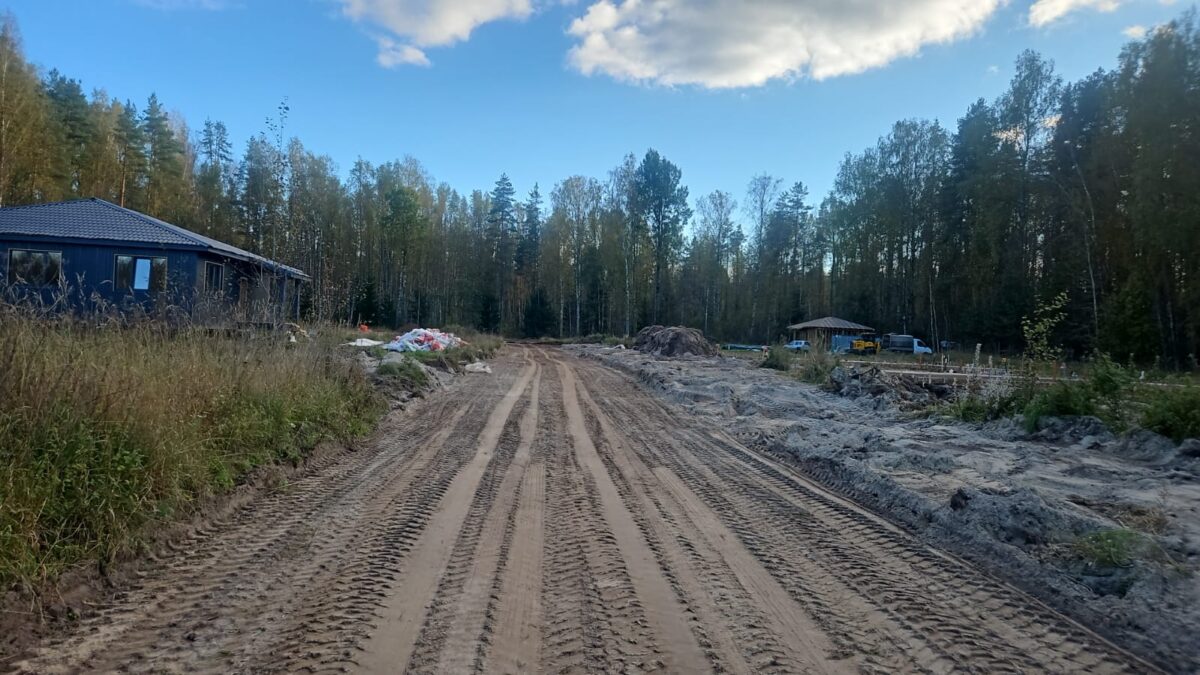 Продолжаются работы по строительству дорог, водопровода и электрических сетей